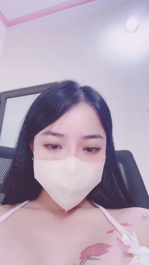 Hoàng Kim Lý xăm bông hồng trên ngực ngồi gảy hột le – Móc cua