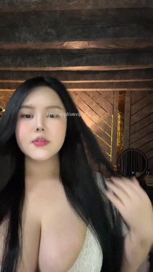 Vú độn sillicone không dám bóp mạnh vì sợ nổ – Hot Idol
